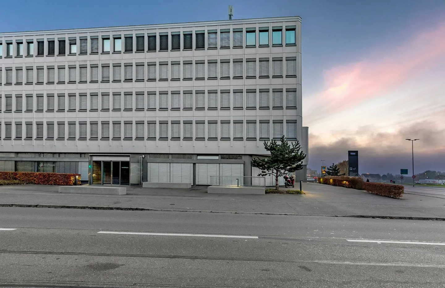 Ready-to-move-in, high-quality office spaces near the airport! - Photo 2 of 13
