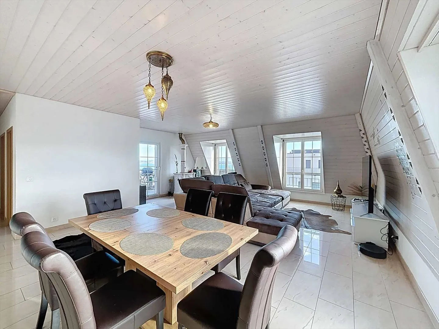 Penthouse with lake and Alps view - Photo 2 of 12