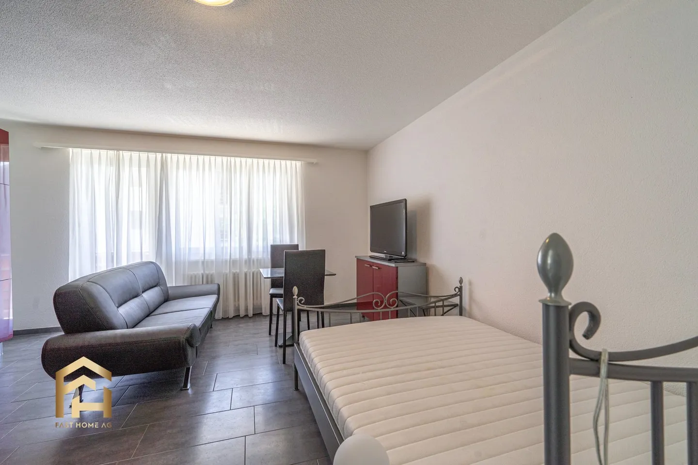 Large, fully furnished studio for rent - Photo 2 of 10