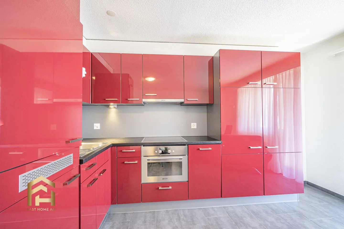 Large, fully furnished studio for rent - Photo 3 of 10