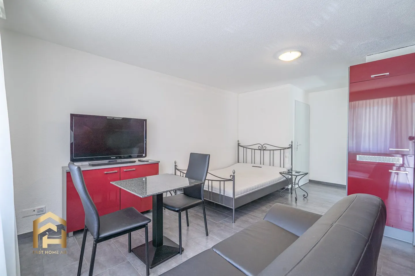 Large, fully furnished studio for rent - Photo 4 of 10