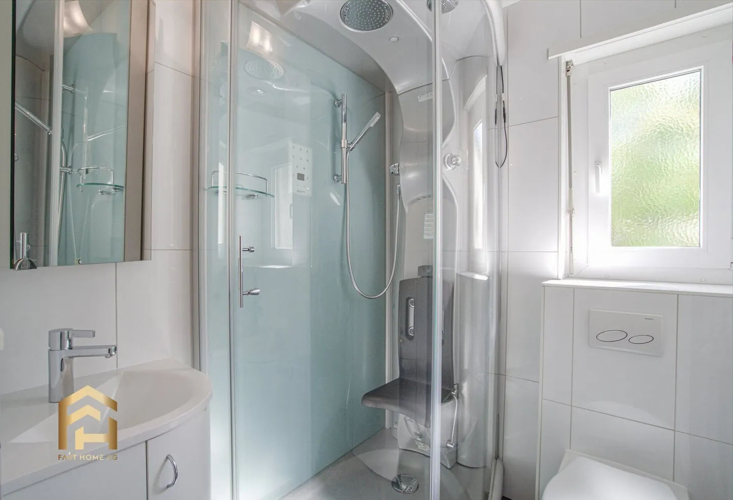 Large, fully furnished studio for rent - Photo 5 of 10