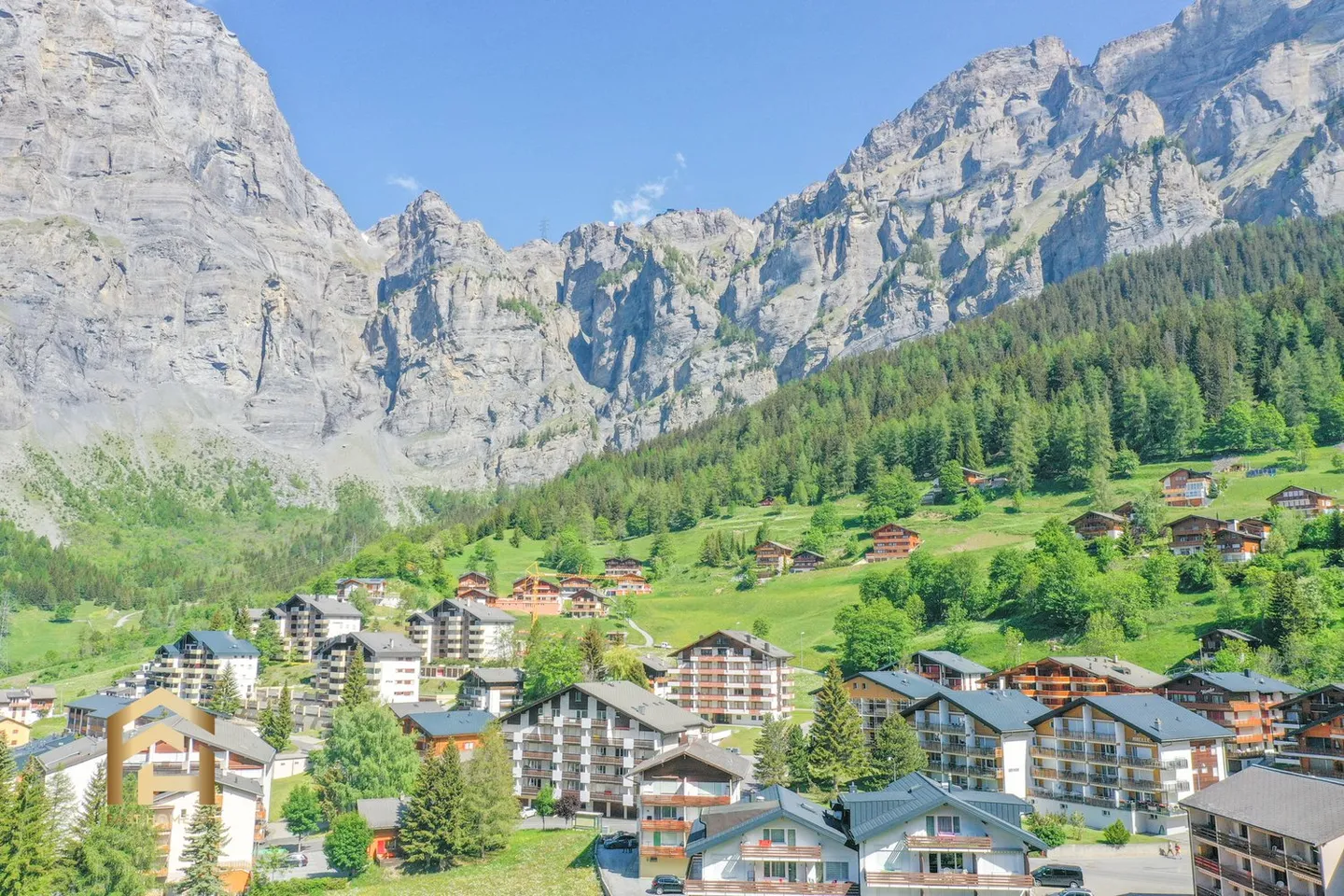 Large, fully furnished studio for rent - Photo 8 of 10