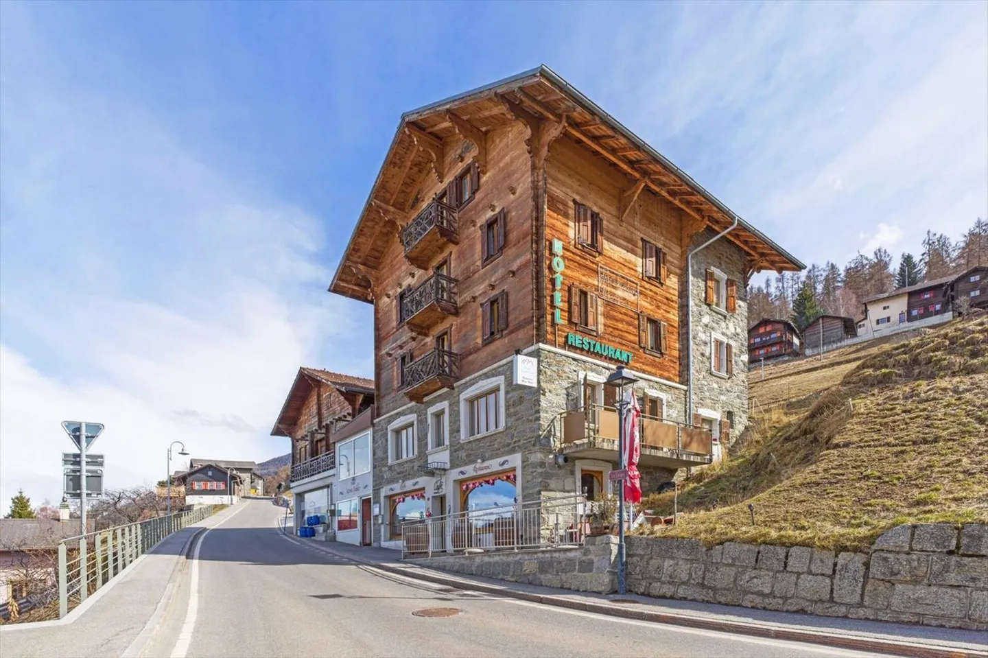 Hotel with 20 rooms - Photo 1 of 13