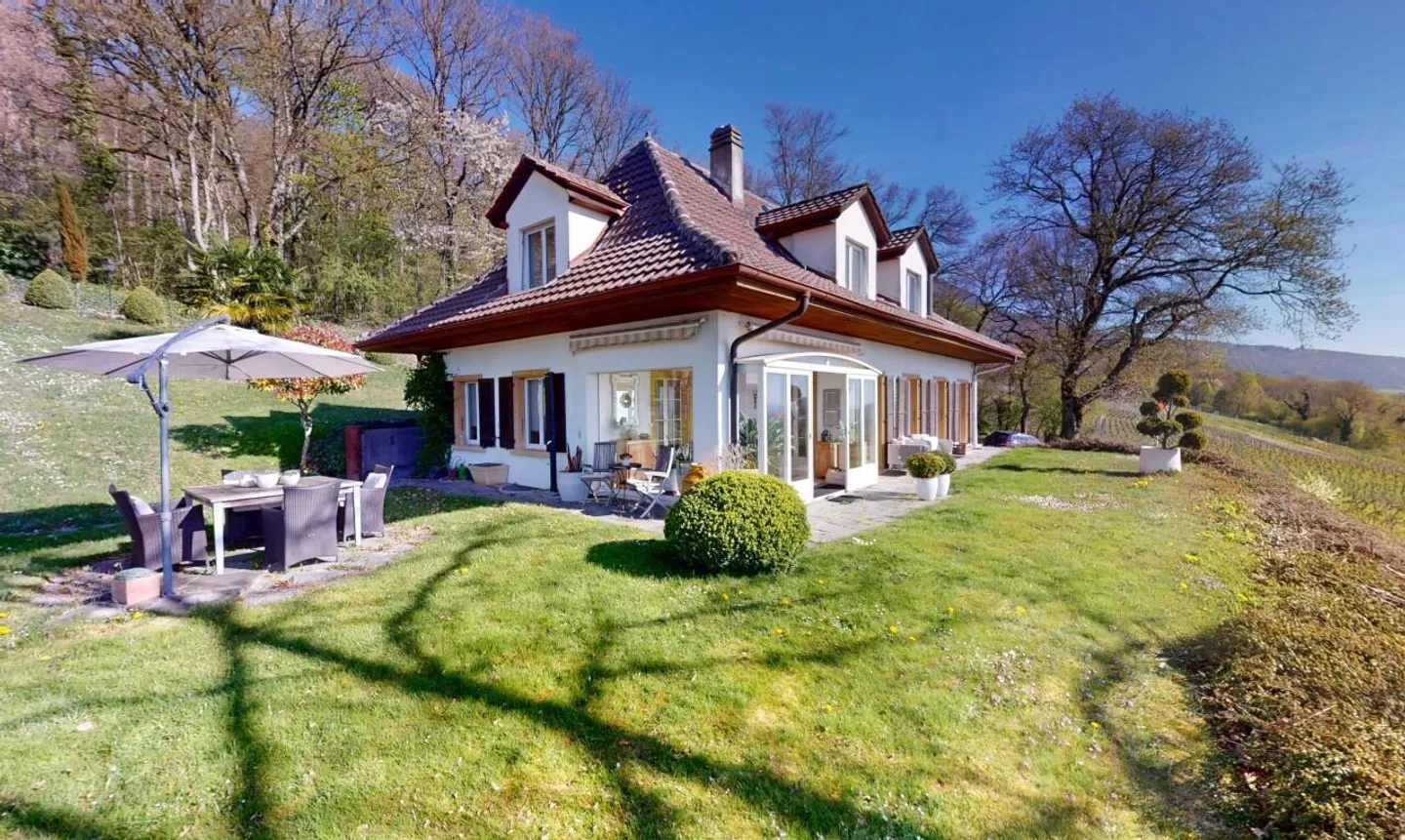 Magnificent detached house with stunning lake view! - Photo 1 of 13