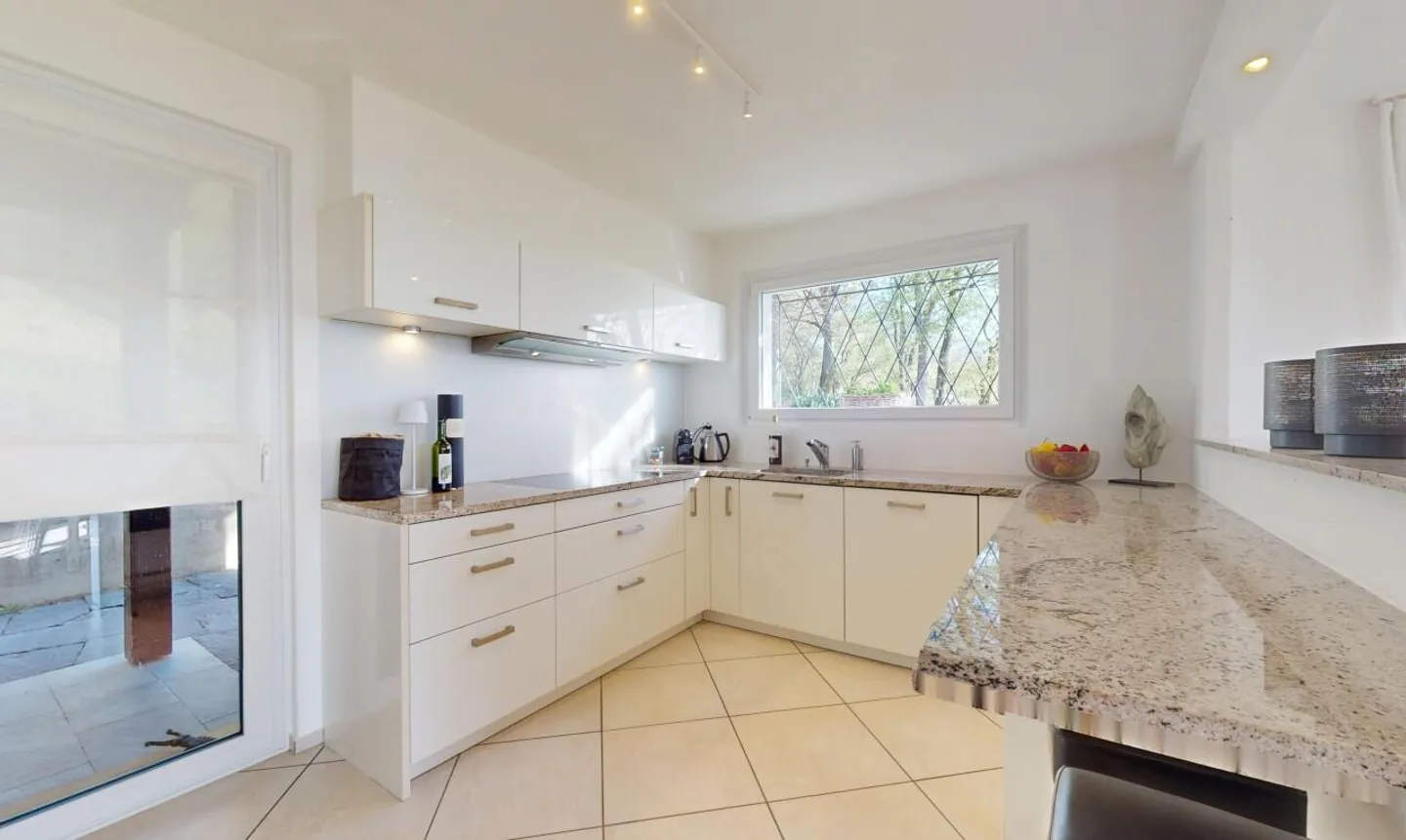 Magnificent detached house with stunning lake view! - Photo 2 of 13