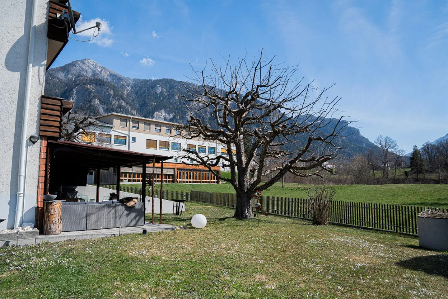 Charmante maison multifamiliale avec 3 appartements - Photo 2 sur 30