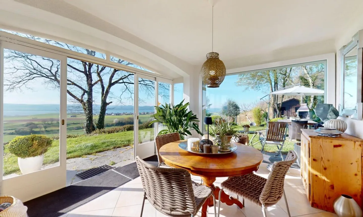 Magnificent detached house with stunning lake view! - Photo 3 of 13