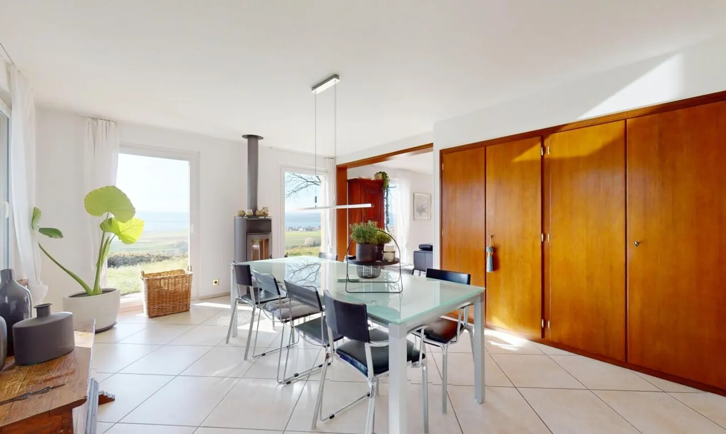 Magnificent detached house with stunning lake view! - Photo 4 of 13