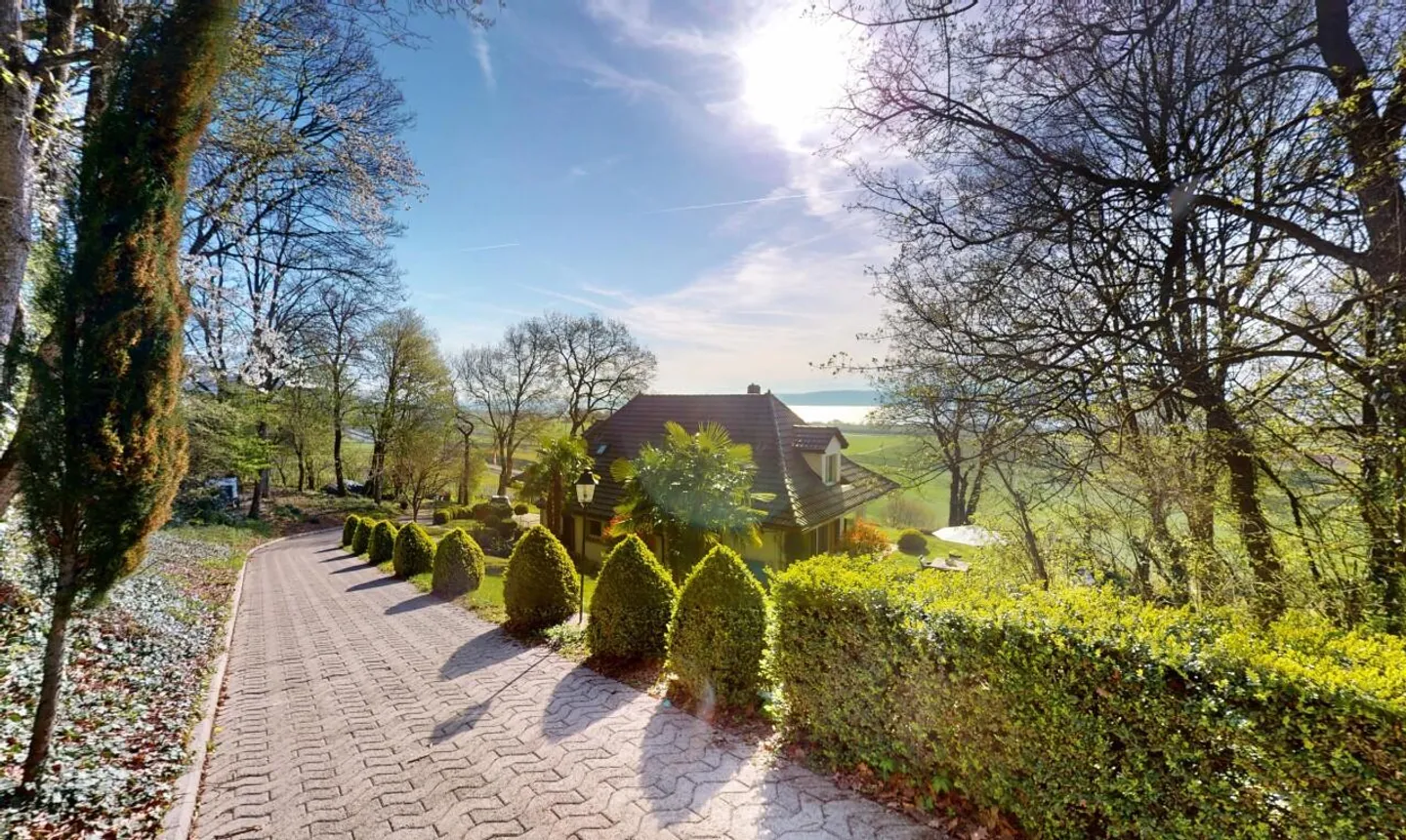 Magnificent detached house with stunning lake view! - Photo 9 of 13