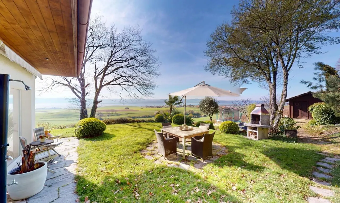 Magnificent detached house with stunning lake view! - Photo 10 of 13