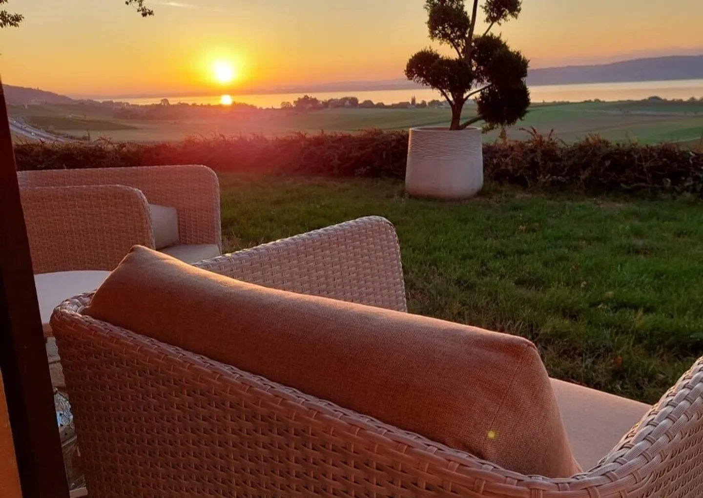 Magnificent detached house with stunning lake view! - Photo 11 of 13