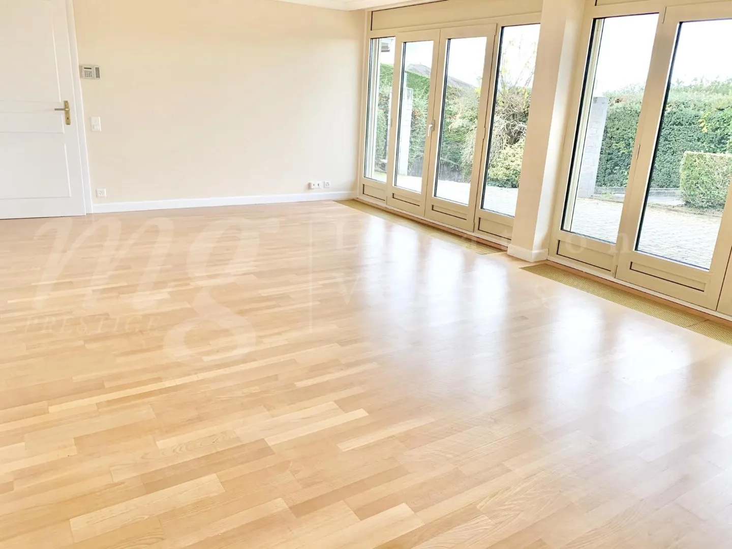 180° PANORAMIC VIEW OF THE LAKE - MODERN HOUSE OF 400 m2 - SWIMMING POOL - ELEVATOR - Photo 8 of 8