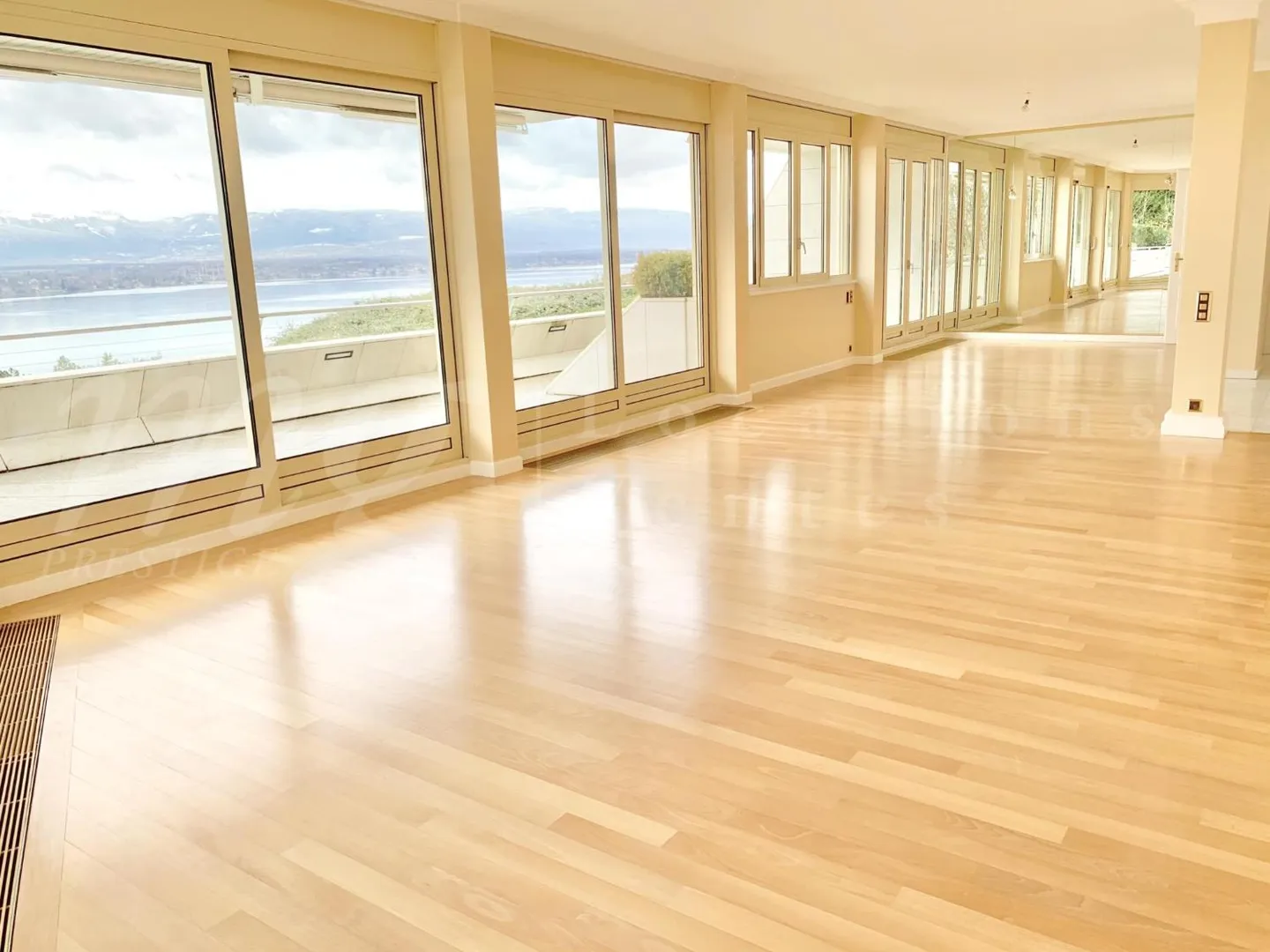 180° PANORAMIC VIEW OF THE LAKE - MODERN HOUSE OF 400 m2 - SWIMMING POOL - ELEVATOR - Photo 5 of 8