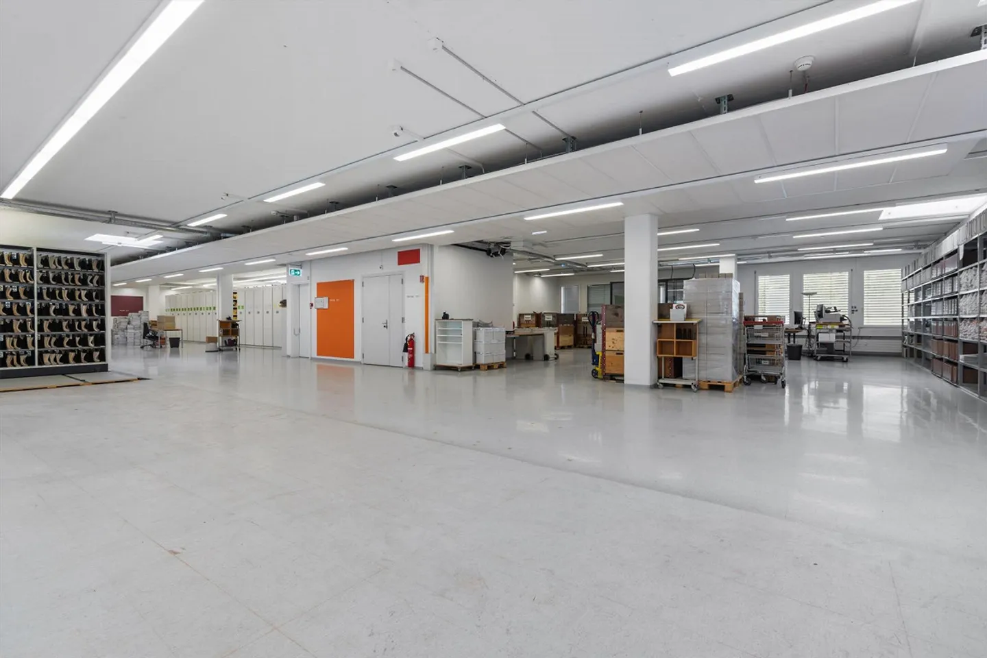 Flexible office and commercial spaces in a central location - Suitable for various uses! - Photo 2 of 9