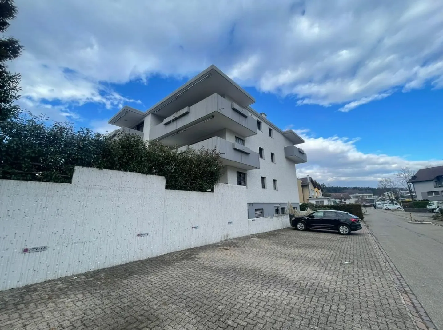 Appartement attrayant de 3,5 pièces avec balcon dans un quartier résidentiel calme - Photo 1 sur 10
