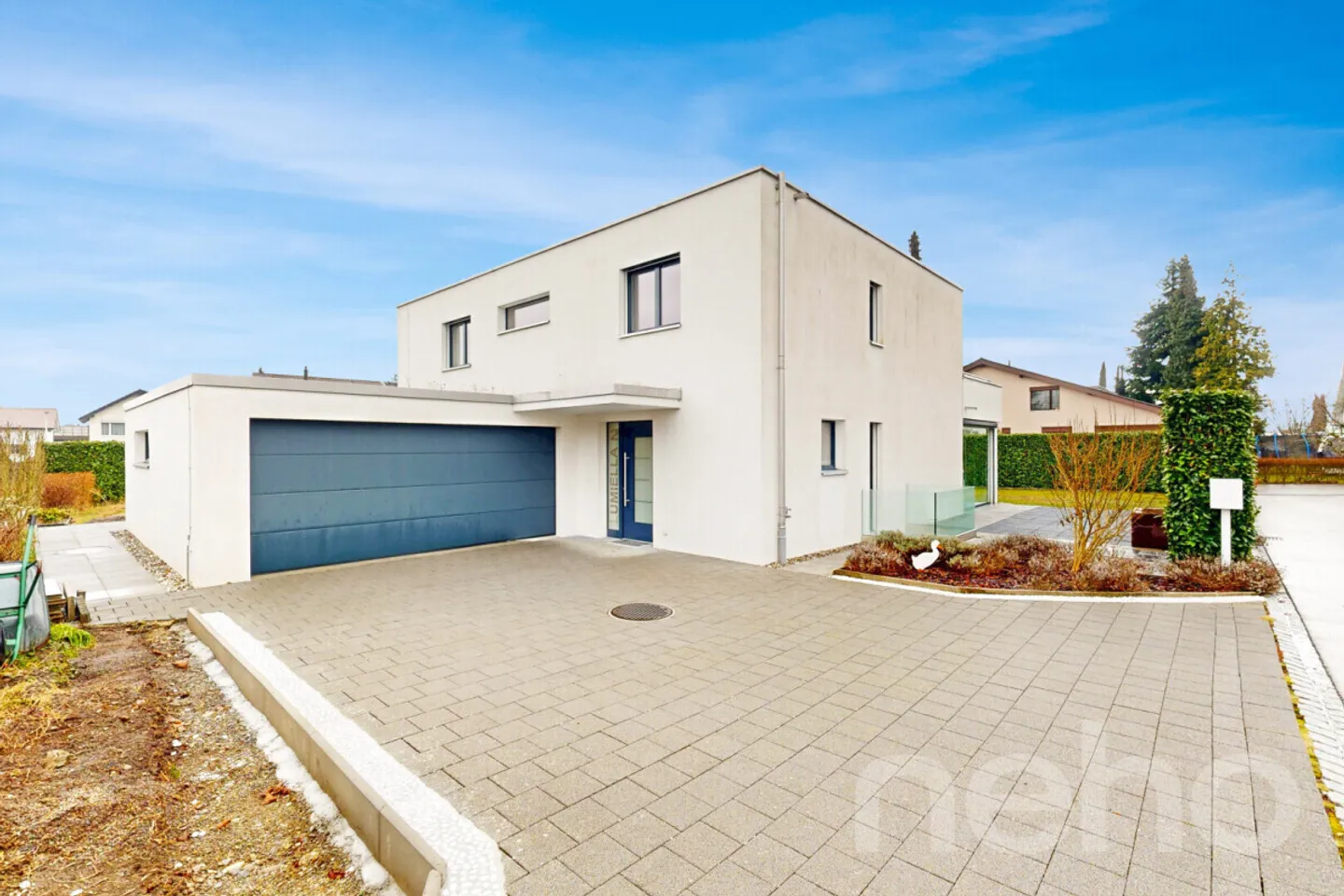 Light-Filled 6.5-Room House in a Quiet Location - Photo 1 of 12