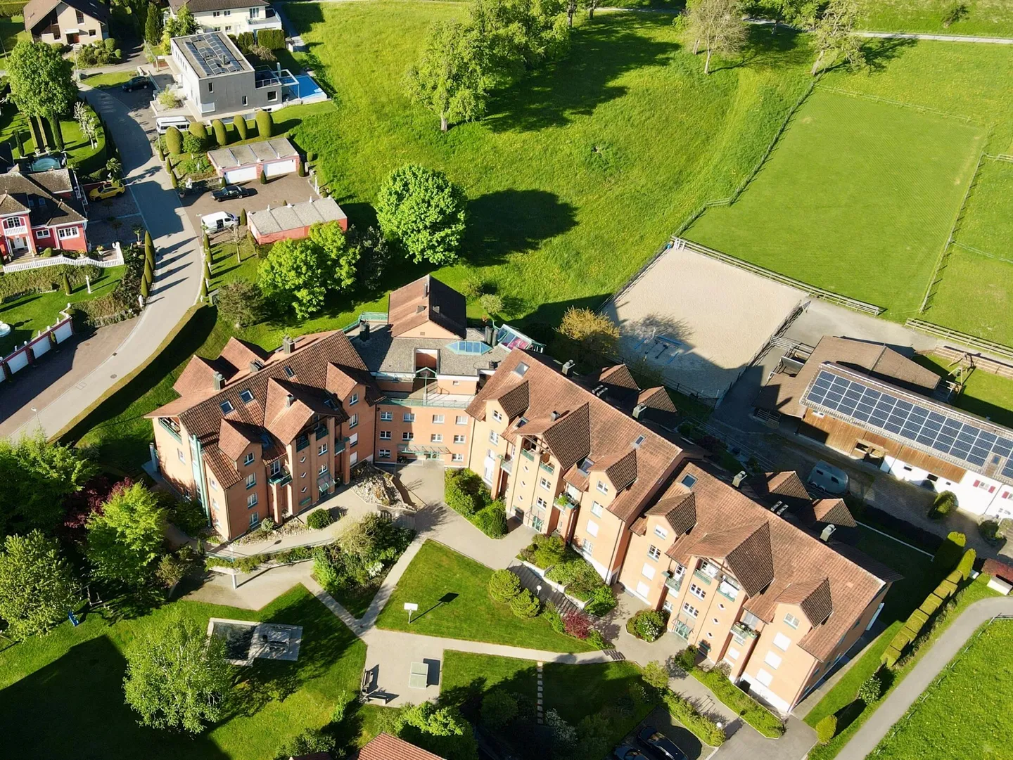 Charmante maisonette de 5,5 pièces dans un quartier résidentiel bien entretenu - Photo 3 sur 4