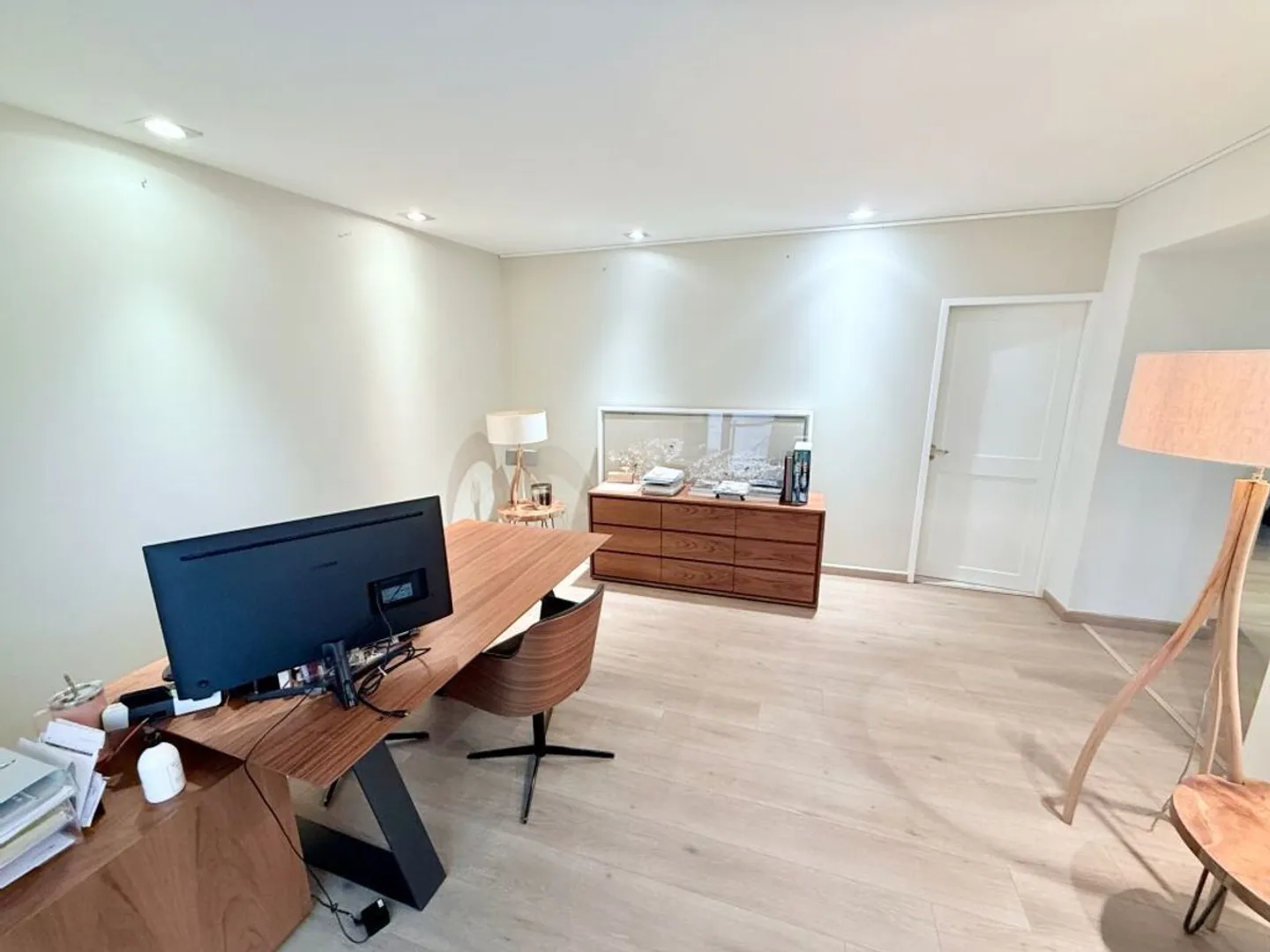 Elegant office of 115 m² for rent in a character building - Photo 1 of 5
