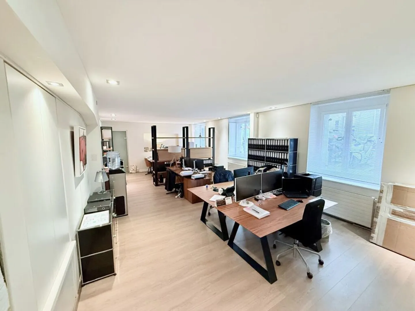 Elegant office of 115 m² for rent in a character building - Photo 3 of 5