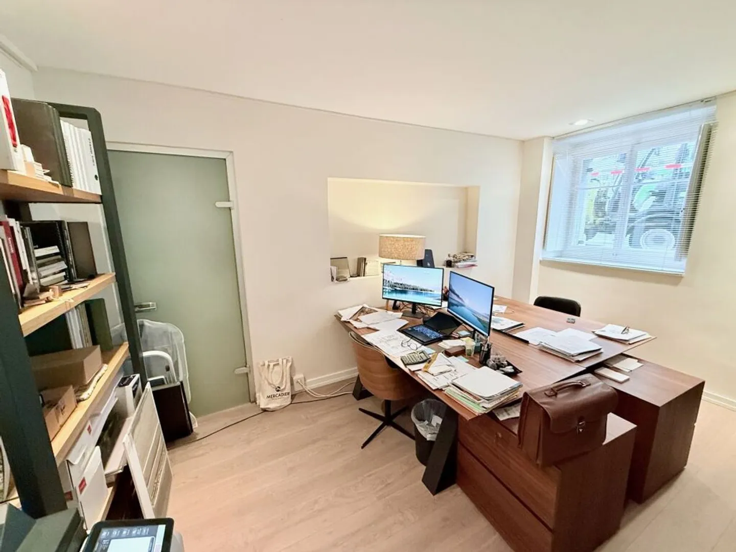 Elegant office of 115 m² for rent in a character building - Photo 5 of 5