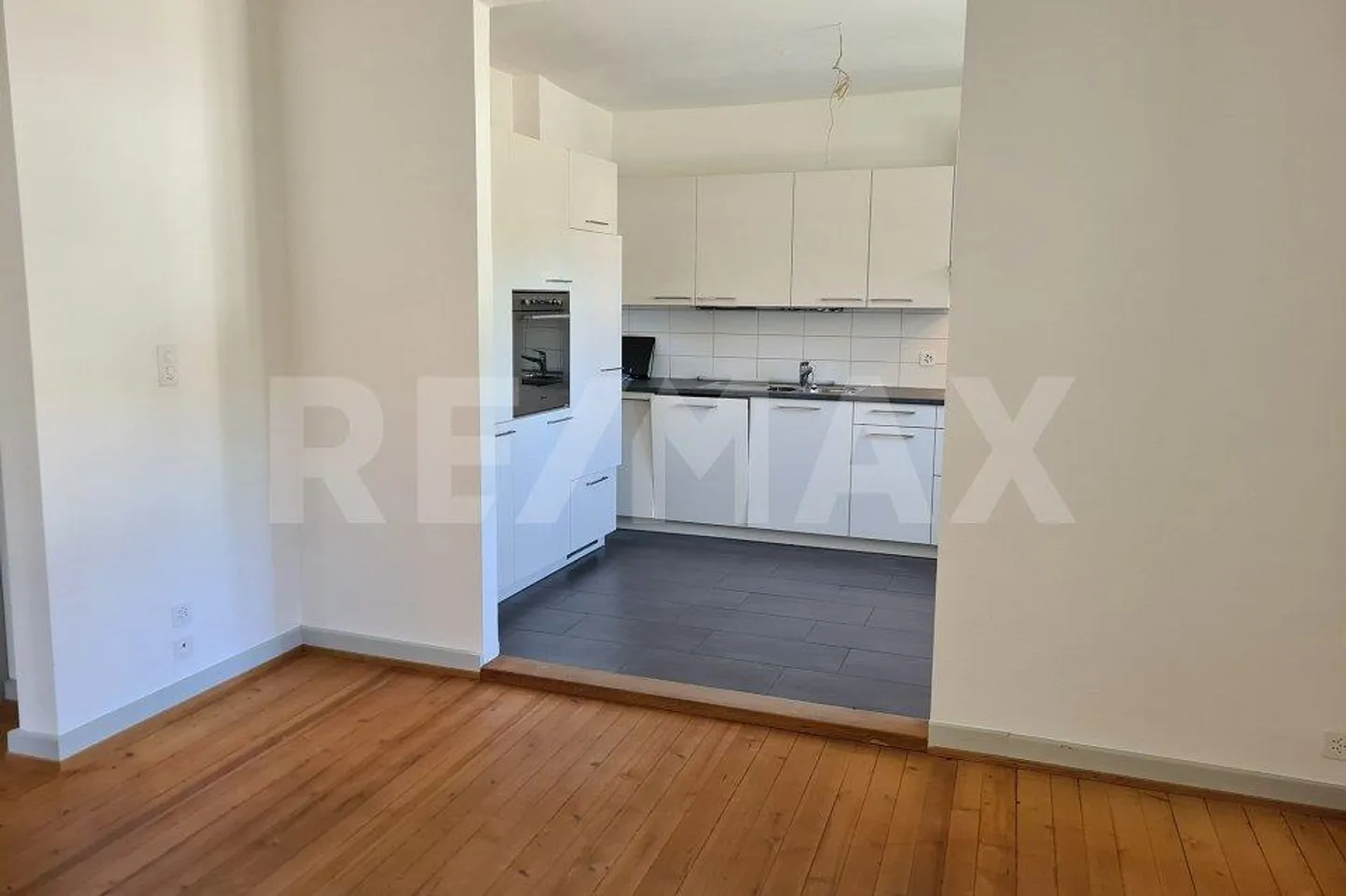 Historical & modern living - Photo 4 of 12