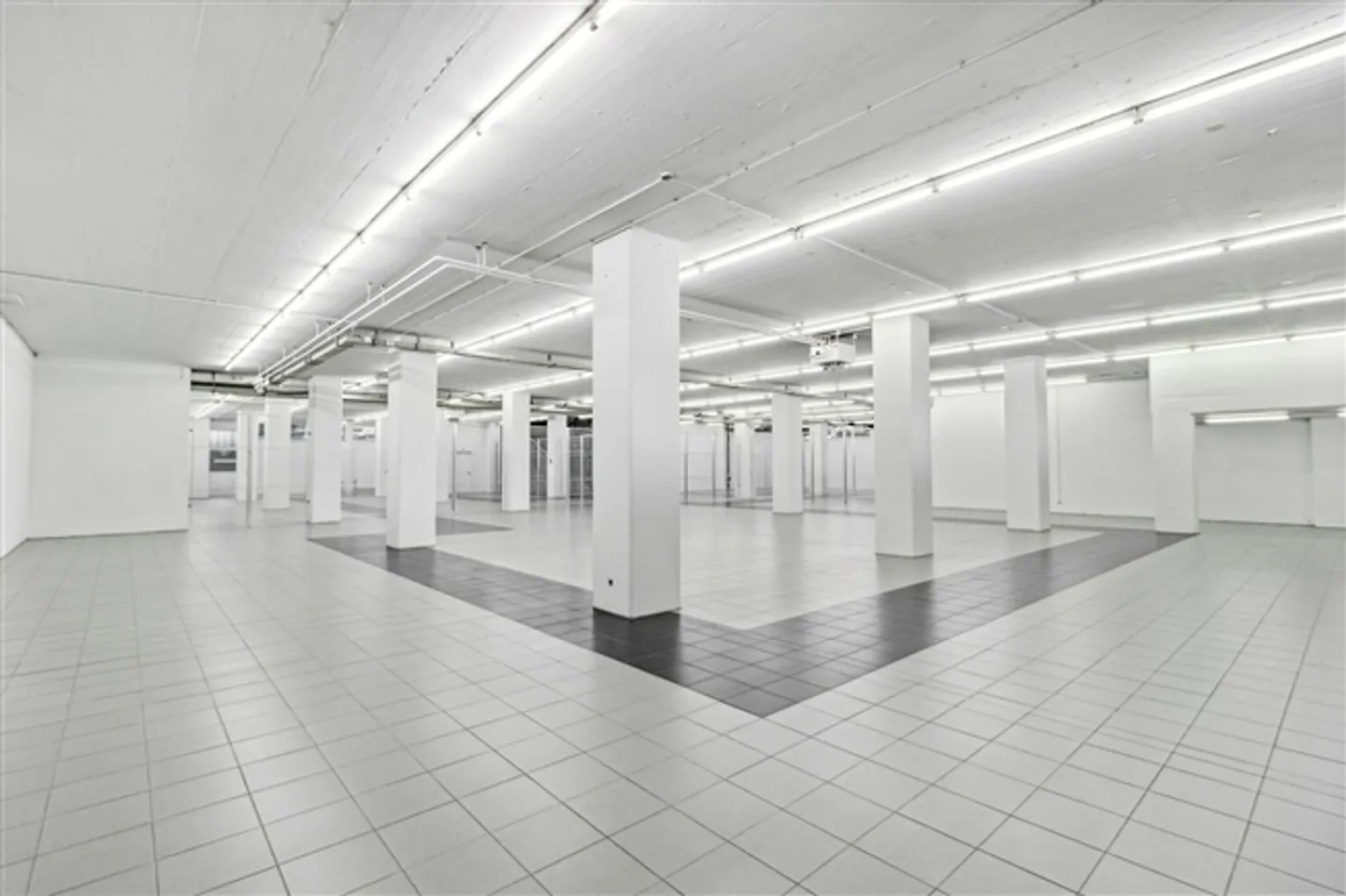 422m2 storage space in an ideal location near the A14 - Photo 11 of 13