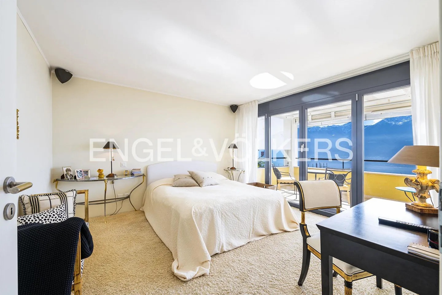 Elegante Villa mit atemberaubender Aussicht - Foto 8 von 13