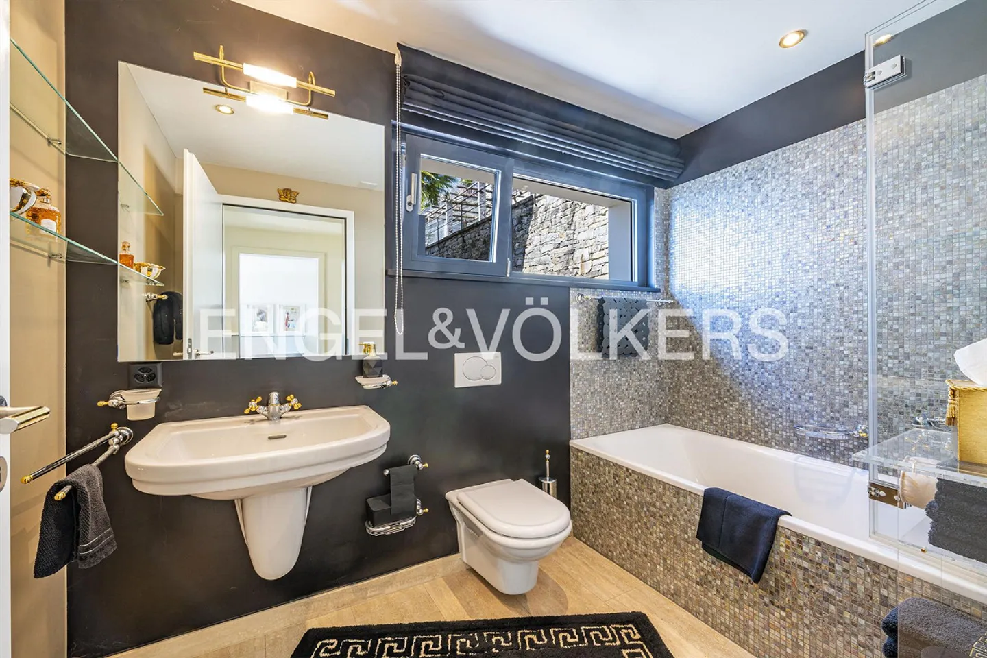 Elegante Villa mit atemberaubender Aussicht - Foto 11 von 13