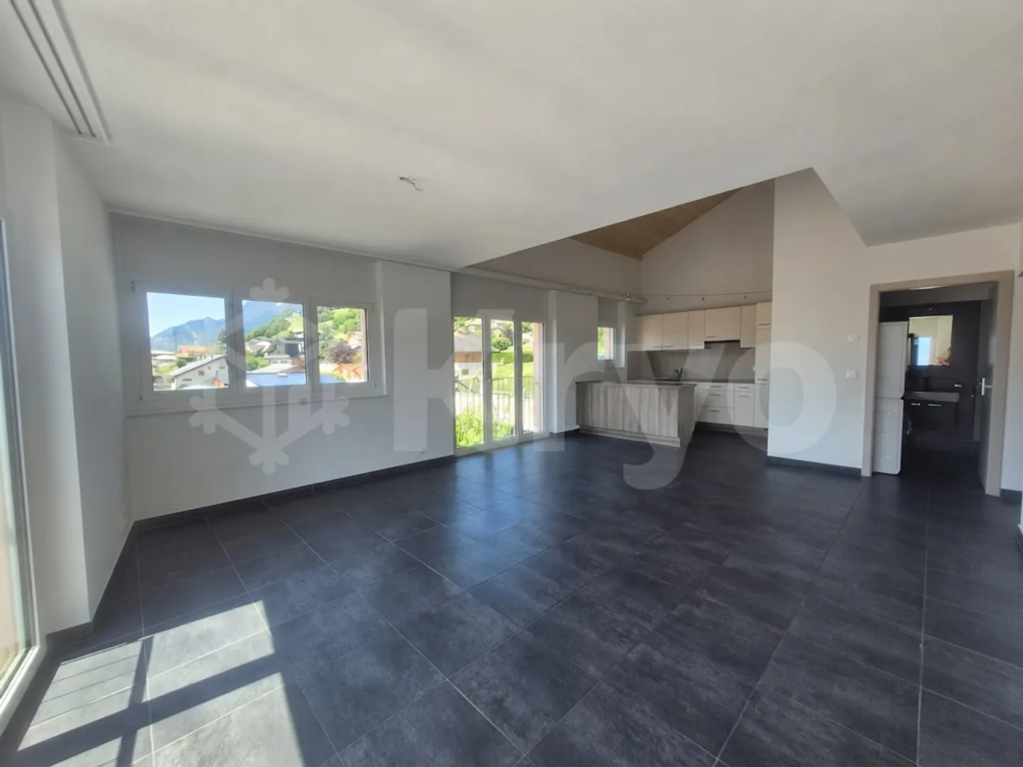 ERDE - MAGNIFIQUE DUPLEX DANS L'ATTIQUE AVEC 4.5 CHAMBRES - Photo 1 sur 12