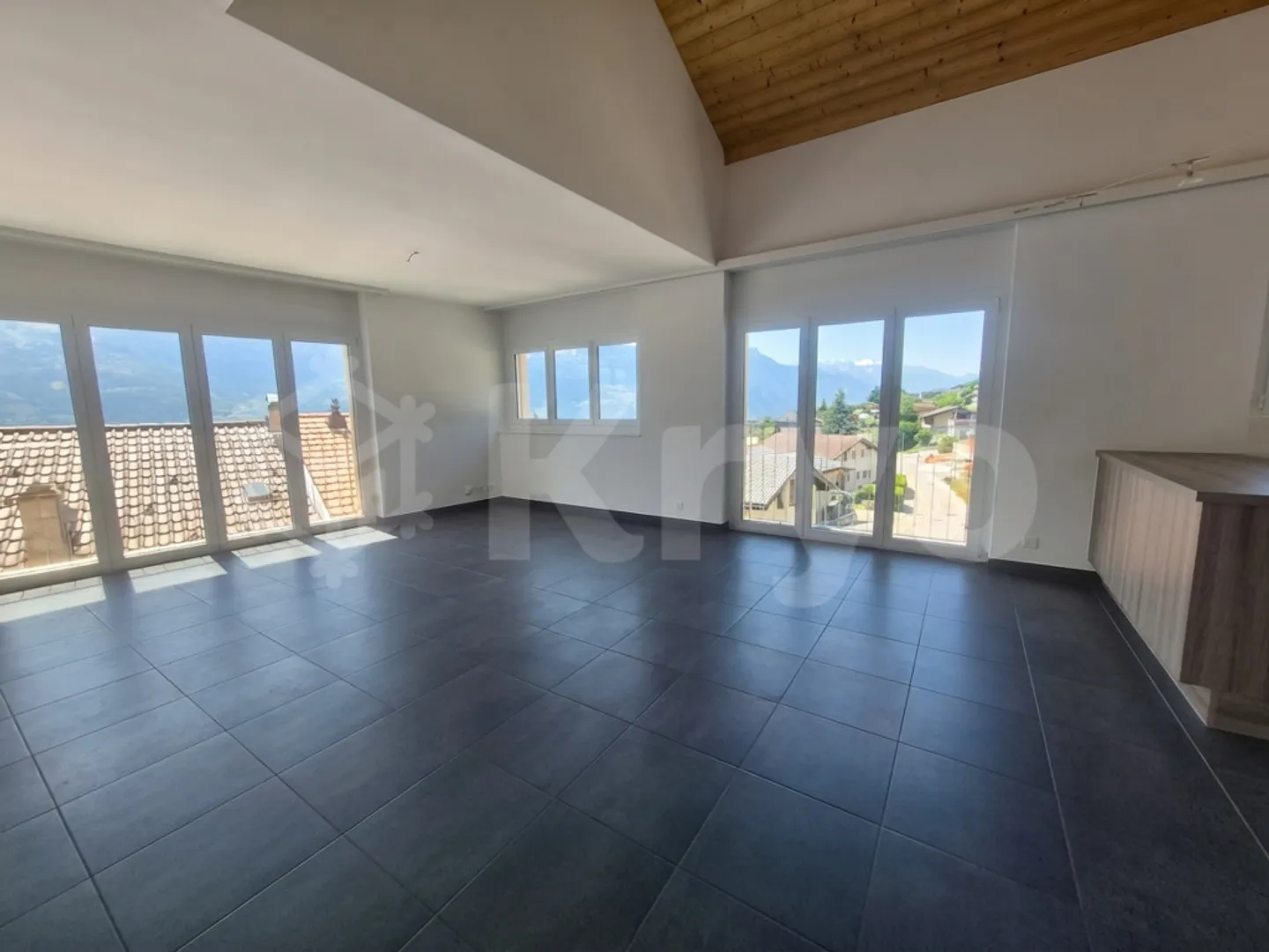 ERDE - MAGNIFIQUE DUPLEX DANS L'ATTIQUE AVEC 4.5 CHAMBRES - Photo 6 sur 12