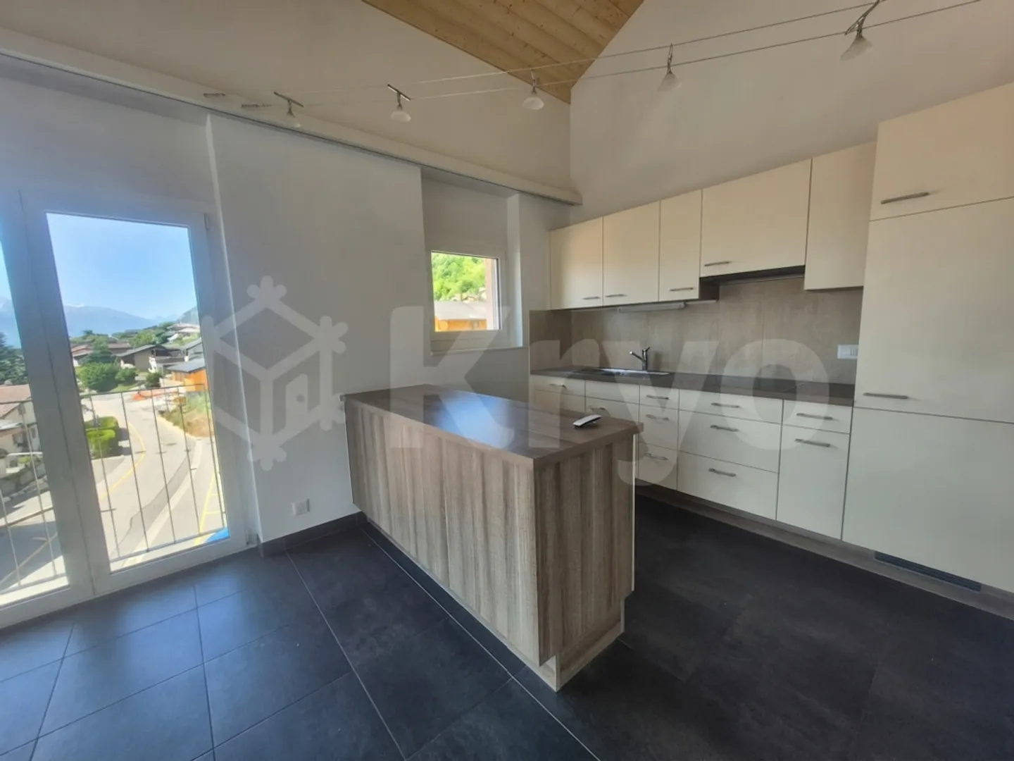ERDE - MAGNIFIQUE DUPLEX DANS L'ATTIQUE AVEC 4.5 CHAMBRES - Photo 3 sur 12