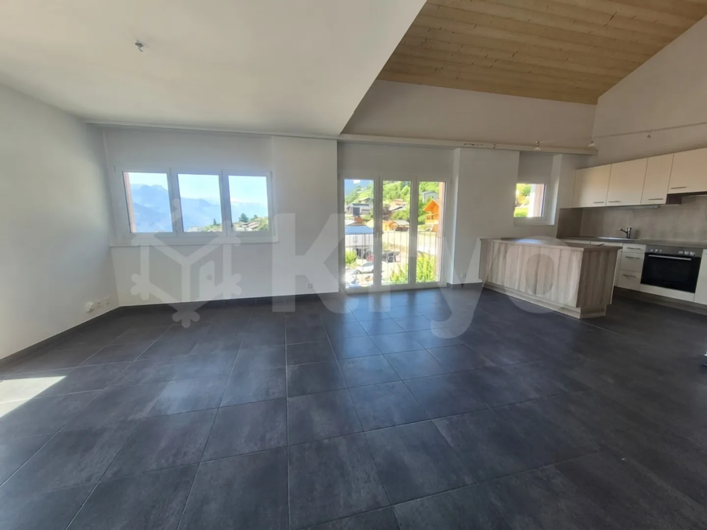 ERDE - MAGNIFIQUE DUPLEX DANS L'ATTIQUE AVEC 4.5 CHAMBRES - Photo 4 sur 12