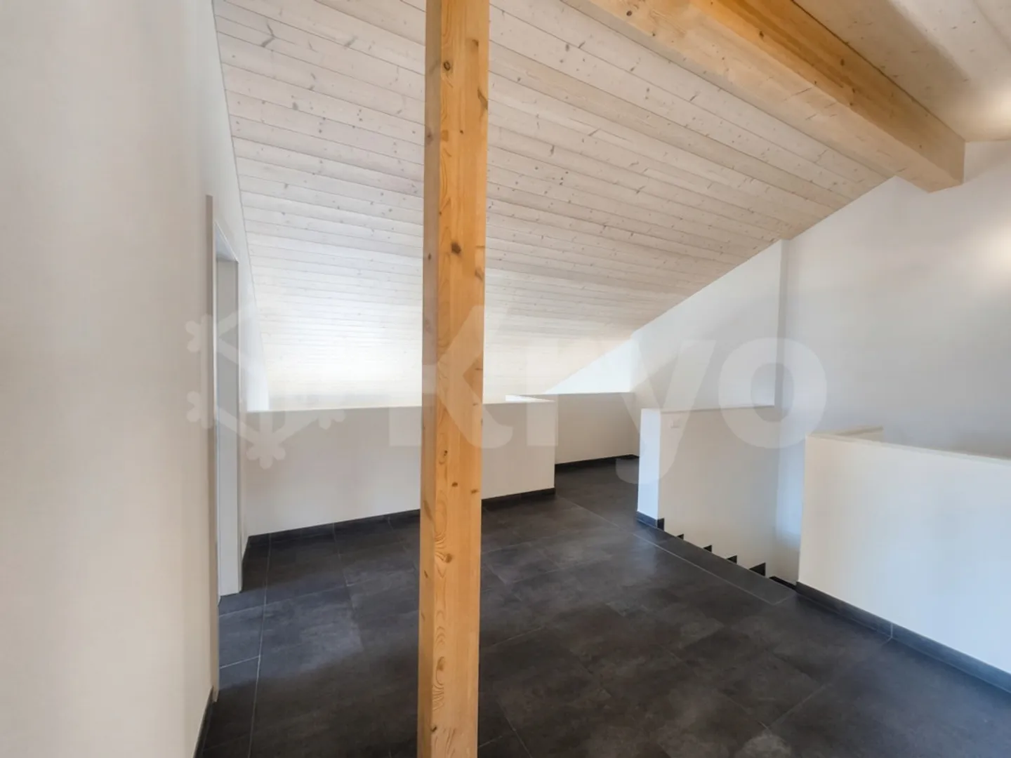 ERDE - MAGNIFIQUE DUPLEX DANS L'ATTIQUE AVEC 4.5 CHAMBRES - Photo 8 sur 12