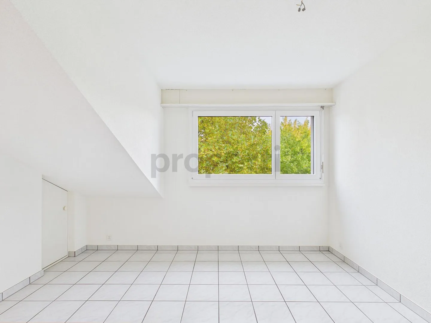 Moderne 3.5-Zimmer-Dachwohnung an ruhiger Lage mit heller Wohnatmos... - Foto 4 von 8