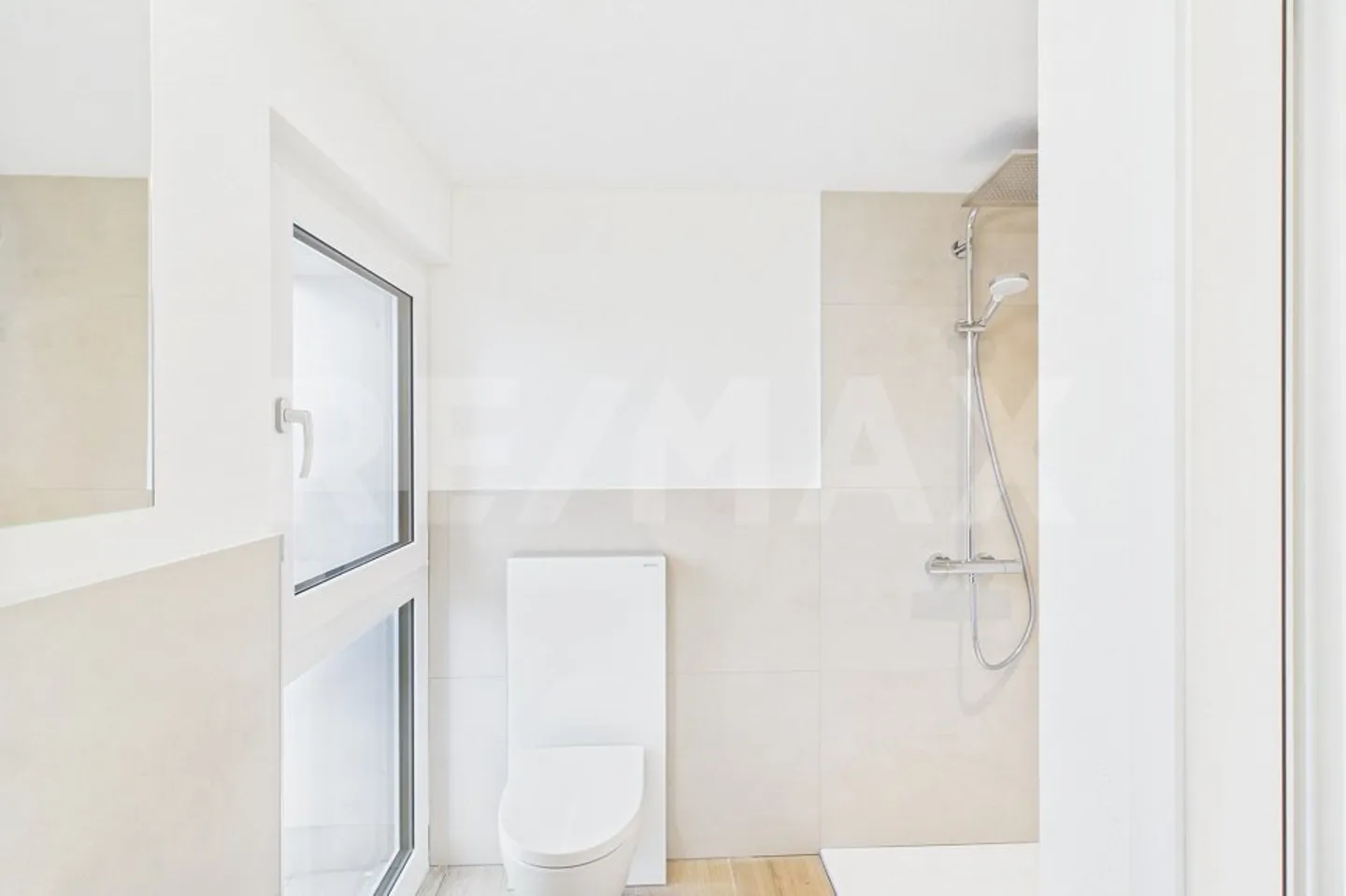 NUOVA COSTRUZIONE! Superbo appartamento mansardato di 3,5 locali con balcone in affitto a Lachen SZ! - Foto 13 di 13