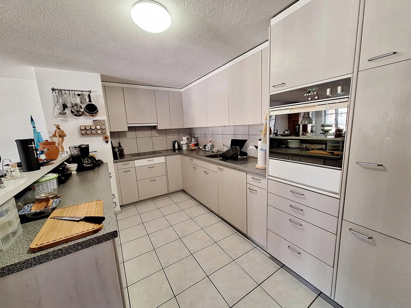 Spacious 3.5-room apartment with balcony in a quiet old town alley - Photo 3 of 11