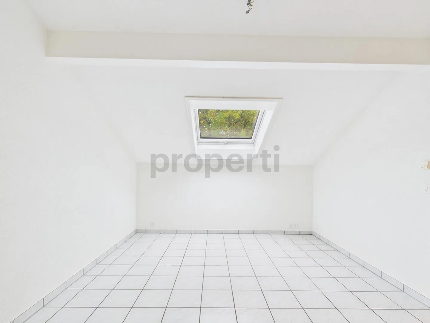 Moderne 3.5-Zimmer-Dachwohnung an ruhiger Lage mit heller Wohnatmos... - Foto 6 von 8