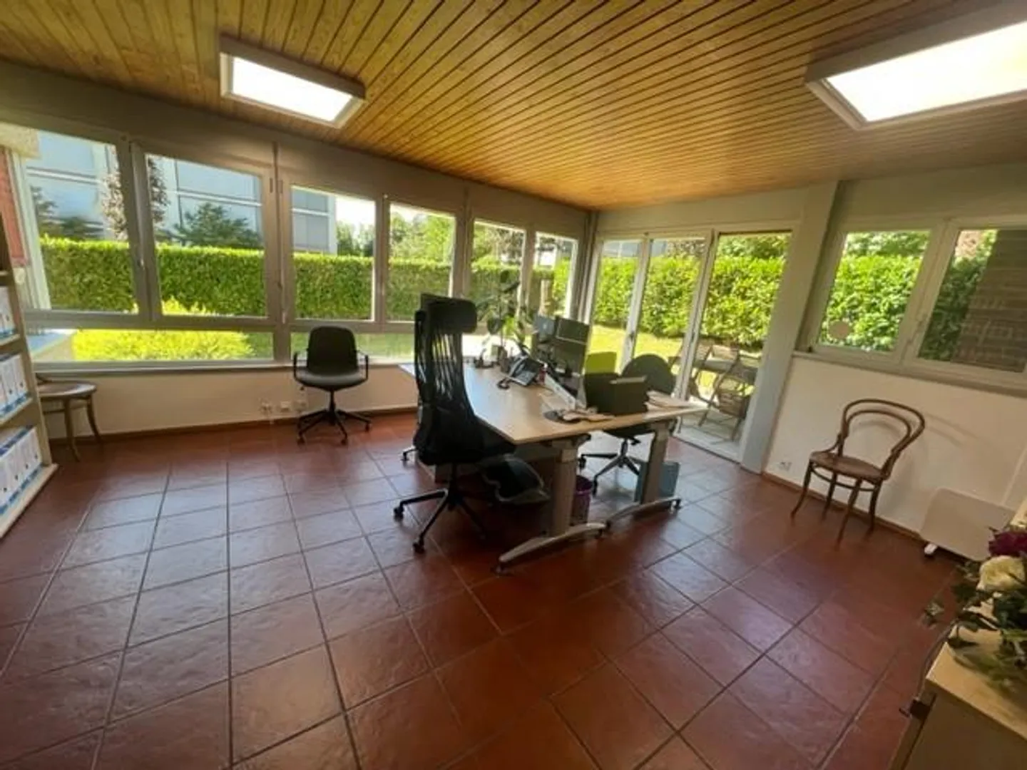 Bureau/Pratique médicale/Studio de beauté éventuellement déjà meublé - Photo 2 sur 16