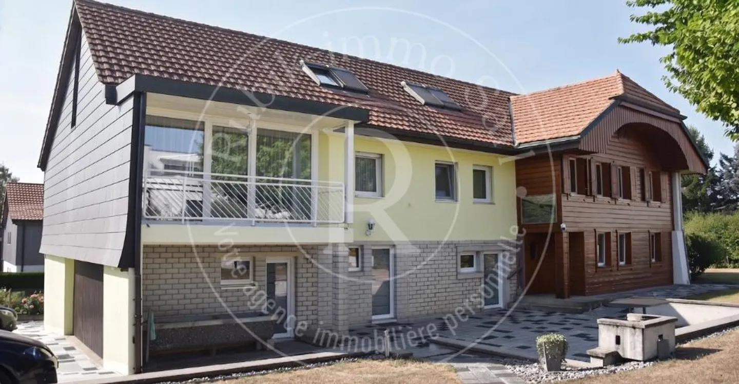 Familienhaus mit 2 Wohnungen und großem Garten - Foto 1 von 13