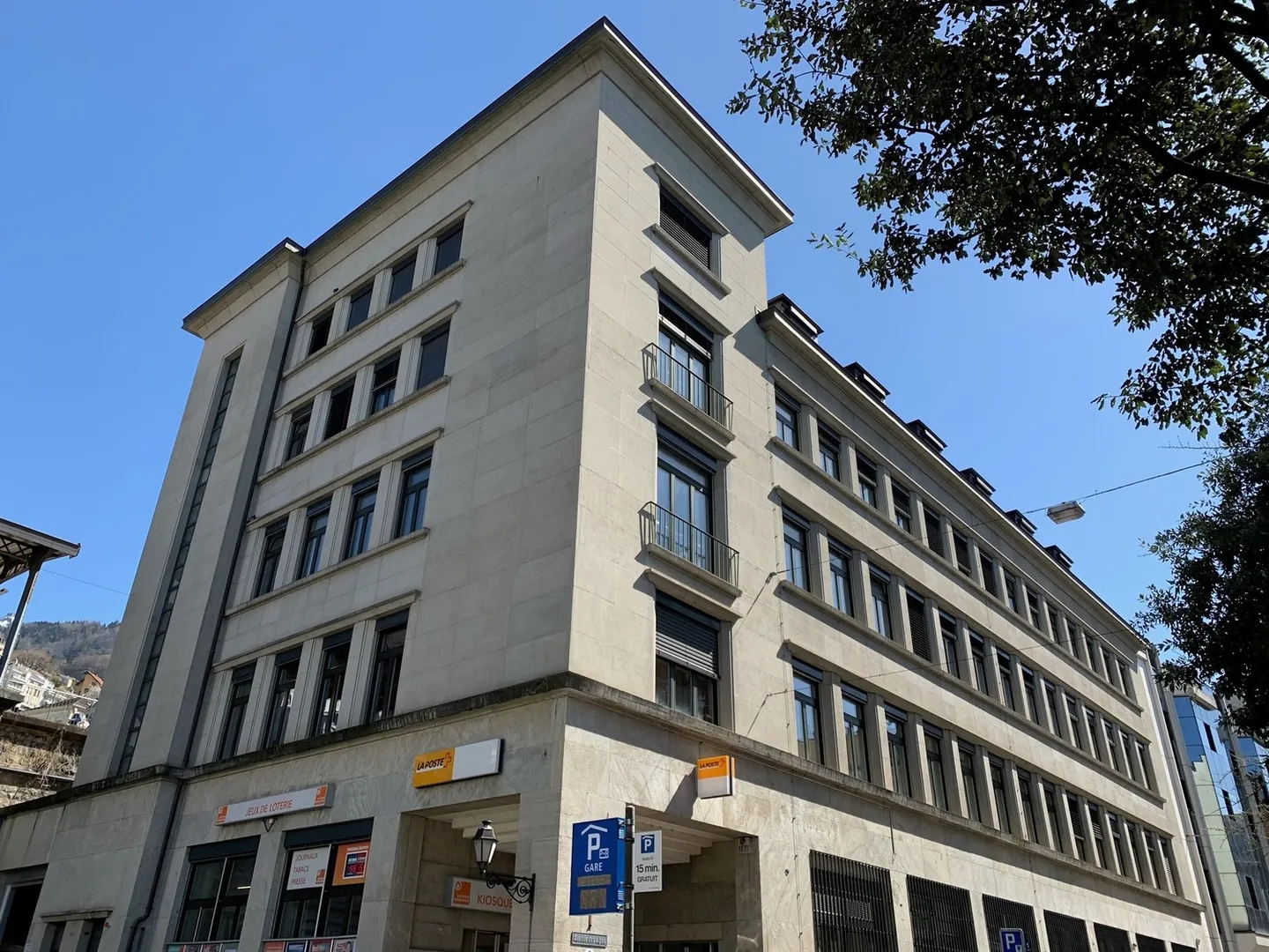 Close to the CFF train station in Montreux, offices on the 2nd floor... - Photo 2 of 10