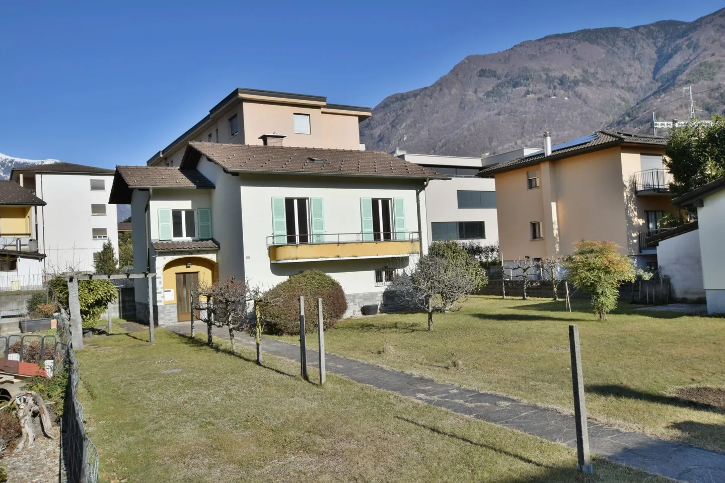 Casa unifamiliare con grande giardino - Foto 1 di 8