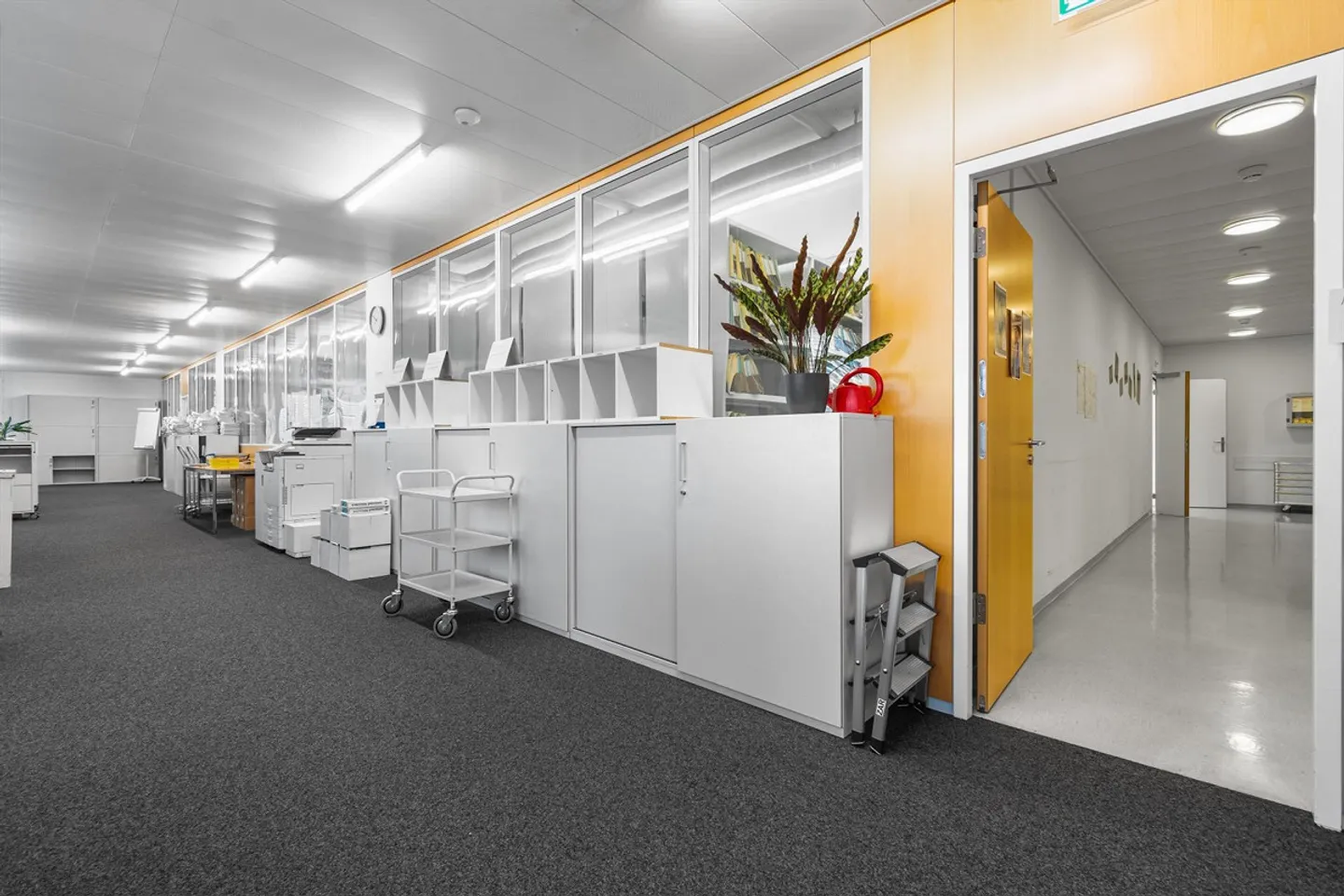 Flexible office and commercial spaces in a central location - Suitable for various uses! - Photo 7 of 9