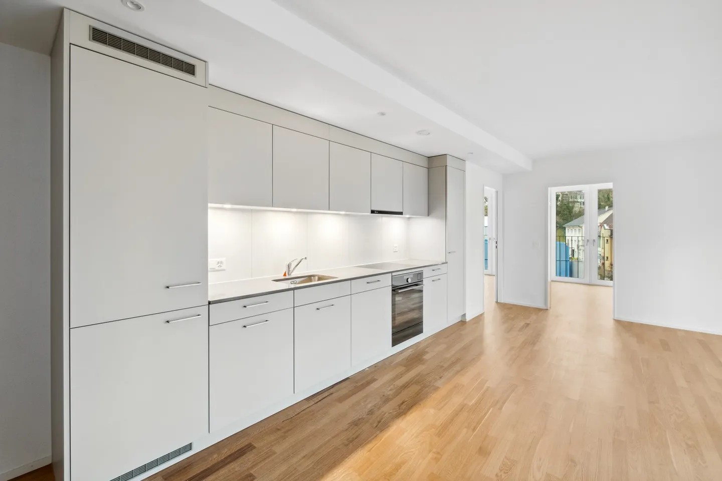 Modern 4.5 Room Apartment in Tower Münchenstein - Photo 2 of 11