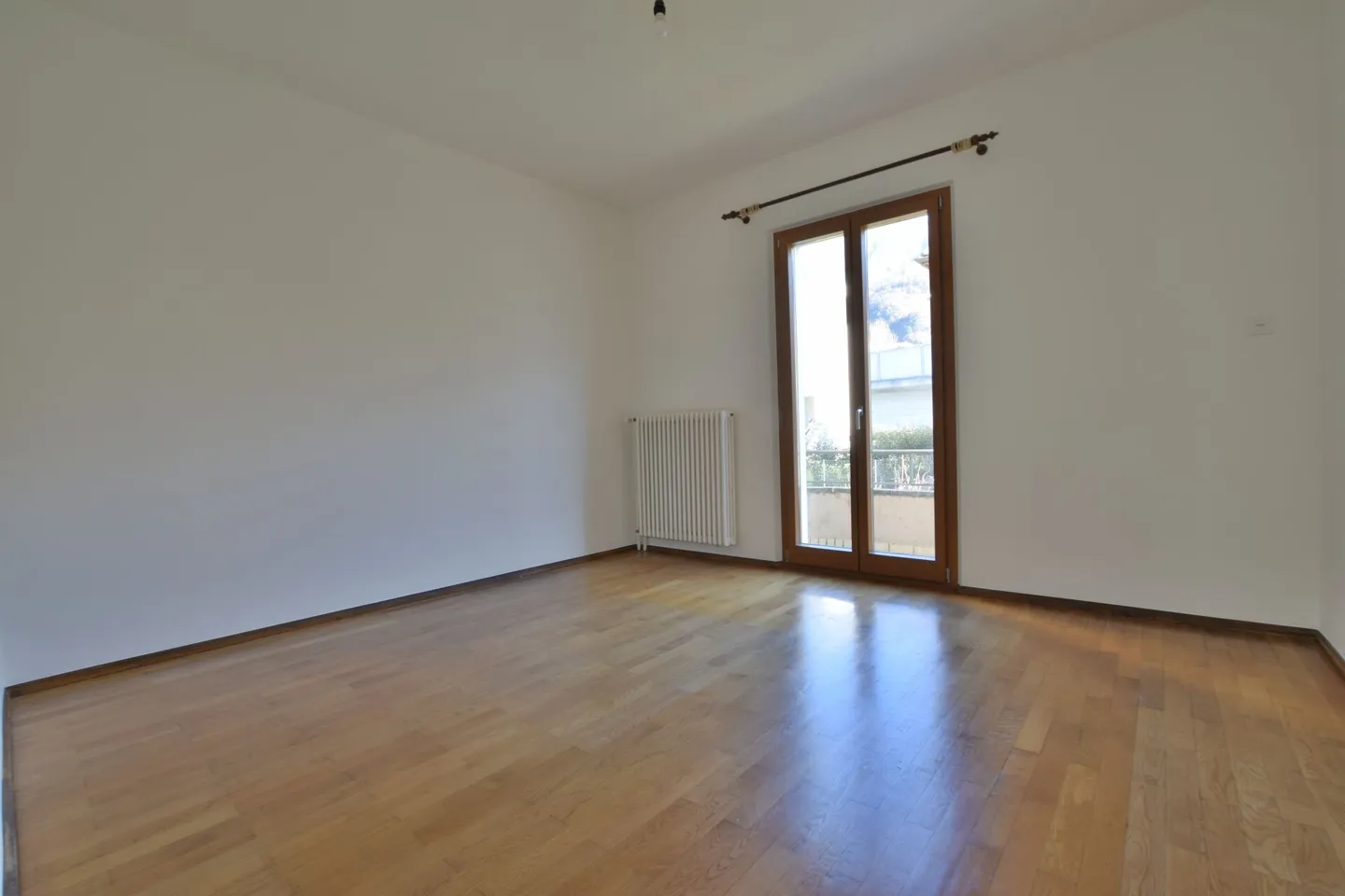 Casa unifamiliare con grande giardino - Foto 3 di 8