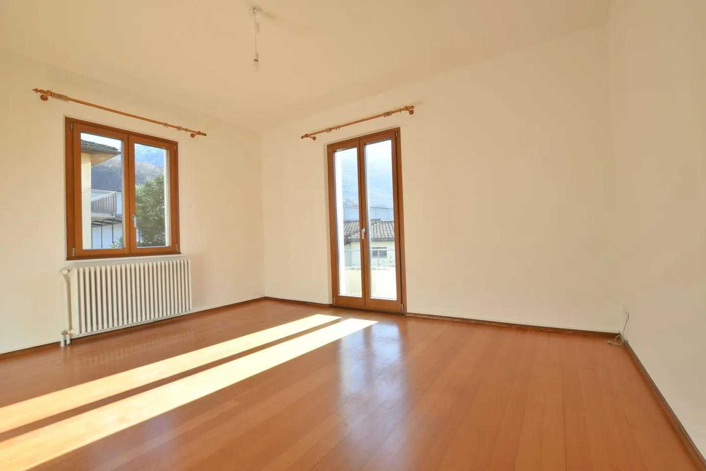 Casa unifamiliare con grande giardino - Foto 4 di 8