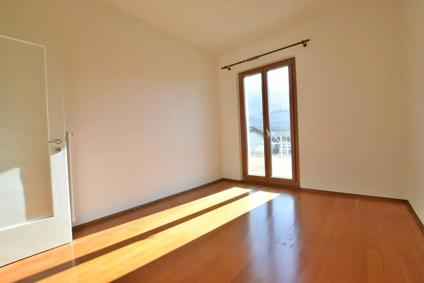 Casa unifamiliare con grande giardino - Foto 5 di 8