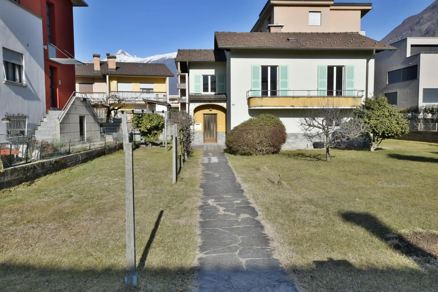 Casa unifamiliare con grande giardino - Foto 8 di 8