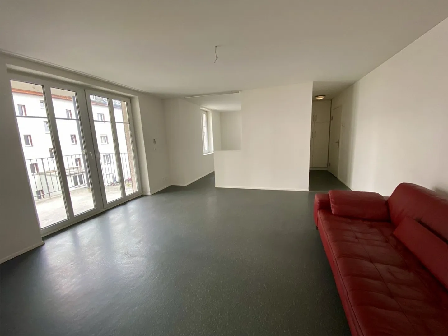 Appartamento moderno e luminoso di 2 locali con ampio balcone lato sud di 7,5 m2 - Foto 1 di 9