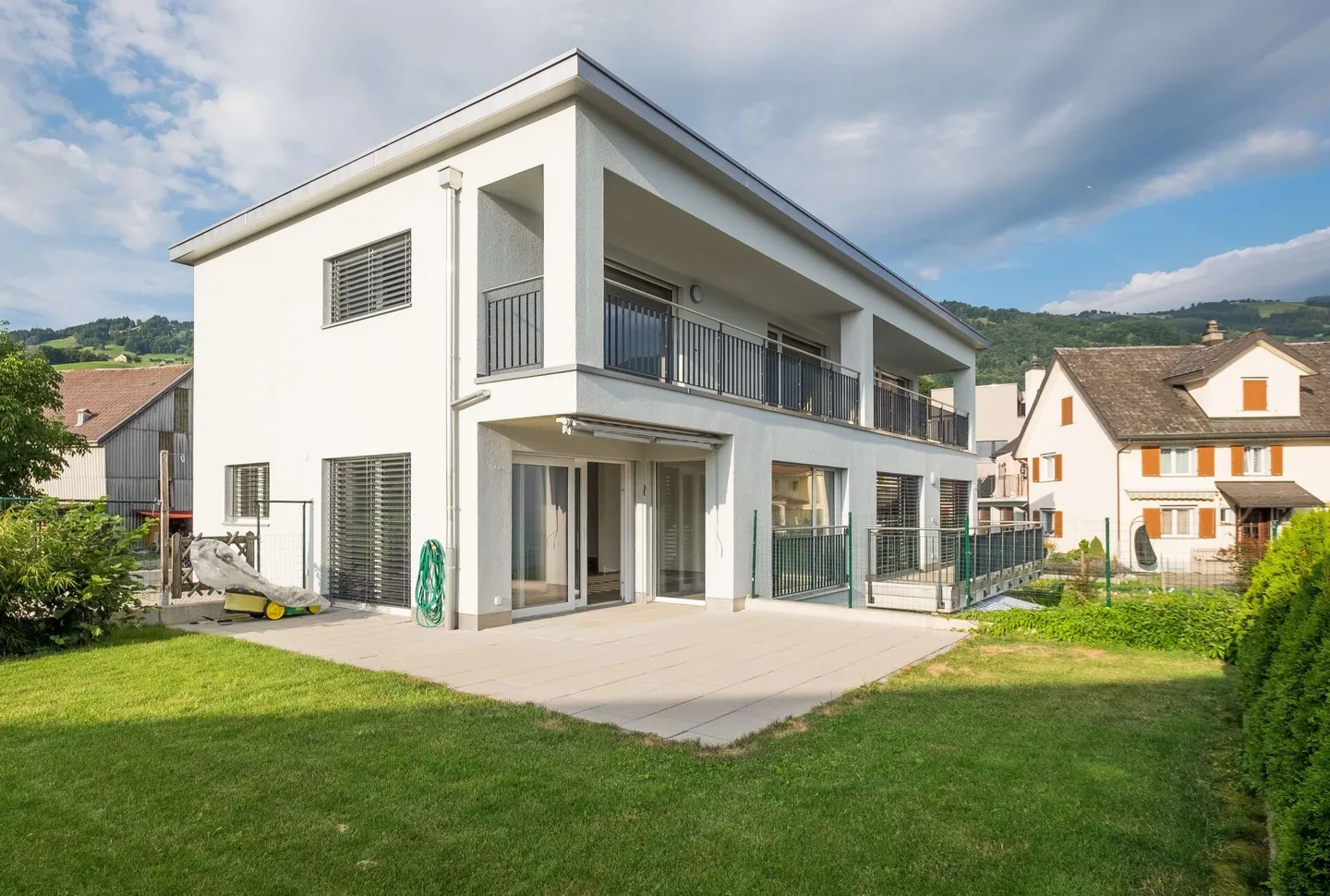 Casa bifamiliare con pianta raffinata - Foto 1 di 10